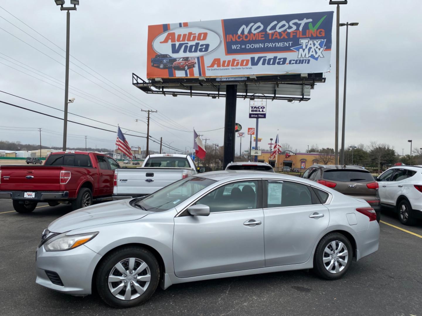 2018 SILVER Nissan Altima 2.5 (1N4AL3AP8JC) with an 2.5L L4 DOHC 16V engine, CVT transmission, located at 420 I-35E, Lancaster, TX, 75146, (469) 297-4144, 32.593929, -96.823685 - Photo#0